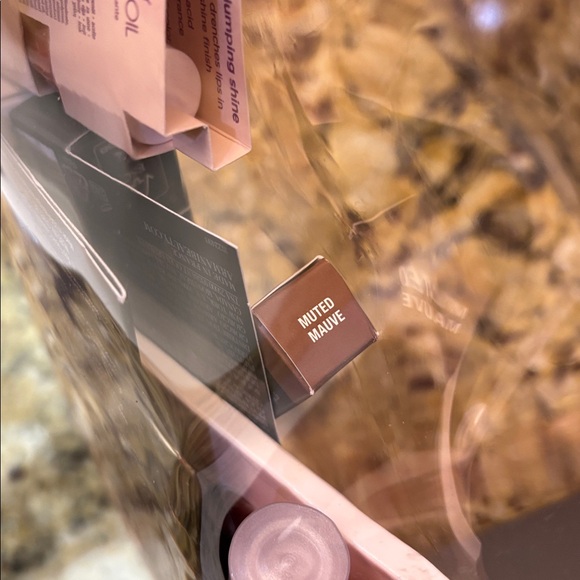 New Assorted lip Cosmetics - Picture 7 of 7